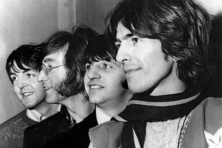 Paul McCartney (l-r), John Lennon, Ringo Starr und George Harrison aka The Beatles haben mal wieder einen Rekord gebrochen: Sie verzeichnen die größte Spanne zwischen zwei Nummer-eins-Hits überhaupt.