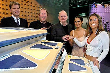 Anlässlich des 10-jährigen Geburtstages des Kölner Musiksenders VIVA wird eine Riesen-Torte von den Vorstandsmitgliedern in Köln angeschnitten.