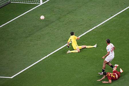 Im Fallen schiebt Weltmeister Paulo Dybala (r) den Ball zum 1:0 an Bounou (l) vorbei ins Tor.
