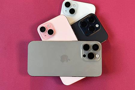 Die vier Neuen auf einem Stapel (von unten nach oben): iPhone 15 Plus, iPhone 15 Pro, iPhone 15 und iPhone 15 Pro Max.