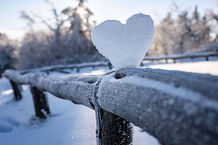 Anstrengung bei Kälte belastet das Herz-Kreislauf-System. Herzkranke sollten im Winter besonders darauf achten sich körperlich nicht zu sehr anzustrengen.