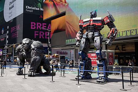 Übergroße Roboterfiguren stehen auf dem Times Square,um für den «Transformers»-Film zu werben.