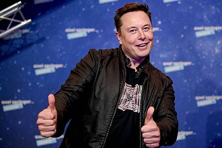 Elon Musk posiert bei der Preisverleihung des Axel Springer Awards.