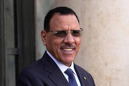 Nigers Präsident Mohamed Bazoum, seine Frau und sein Sohn werden seit dem Putsch im Präsidentenpalast in Nigers Hauptstadt Niamey festgehalten.