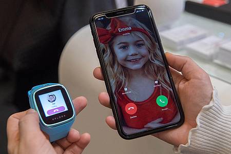 Das Kind kann mit der Smartwatch meist auch anrufen. Für Eltern stehen aber in der Regel Ortung und SOS-Funktion im Vordergrund.