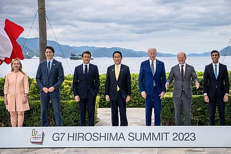 Die Staats- und Regierungschef der G7 kommen zu einem Gruppenfoto zusammen.