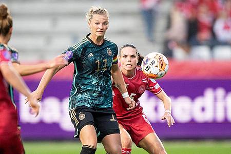 Alexandra Popp (M) und die DFB-Frauen mussten sich in Dänemark geschlagen geben.