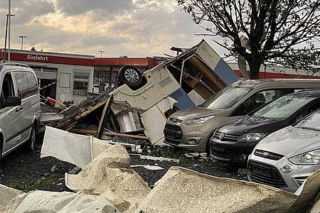 Durch Tornados zerstörte Autos