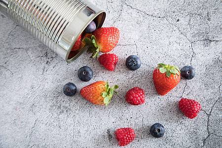 Ob Erdbeeren, Himbeeren oder Heidelbeeren - sie sollten nur kurzfristig aufbewahrt werden. Denn jeder Tag im Kühlschrank kostet Aroma.