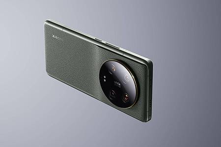Klassisch und futuristisch zugleich: Die Rückseite des Xiaomi 13 Ultra wird von der Glaskuppel über dem Kameramodul und dem Kunstleder auf Silikonbasis geprägt.