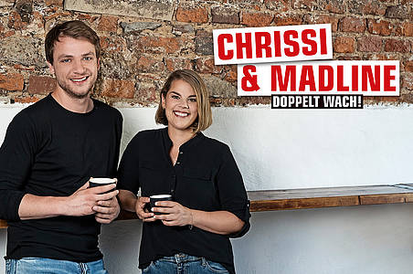 Chrissi und Madline mit einem Kaffee in der Hand
