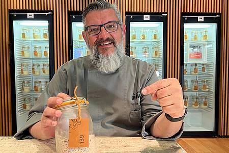 Karl De Smedt, Leiter der weltweit einzigen Sauerteig-Bibliothek, zeigt auf ein Glas mit Sauerteig.