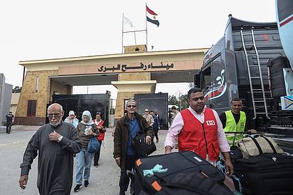 Palästinenser mit ausländischen Pässen reisen am 19. November aus dem Gazastreifen über den Grenzübergang Rafah nach Ägypten ein. Heute sollen auch rund 220 Deutsche den Grenzübergang passieren.