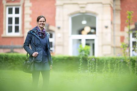 Julia Kistner, Genesungsbegleiterin, steht vor dem Zentrum für Psychiatrie des Universitätsklinikums Gießen und Marburg.