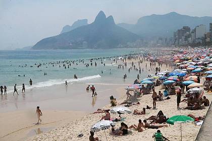 Badegäste baden am Strand von Ipanema. Die Stadt Rio de Janeiro hatte jüngst mit 41,9 Grad Celsius erneut den Hitzerekord gebrochen.