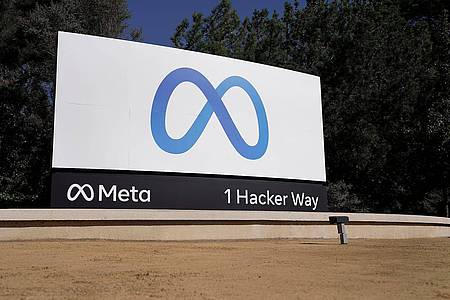 Das Logo von Meta an der Unternehmenszentrale in Menlo Park, Kalifornien: Der Facebook-Konzern macht Twitter mit einer neuen App Konkurrenz.
