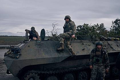 Ukrainische Soldaten und eine Soldatin (M) in der Nähe von Bachmut, Region Donezk.