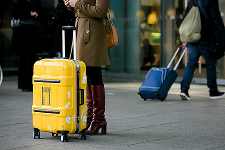 Koffer gelb mit Person