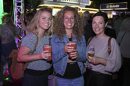 Drei Frauen auf dem Hoeker-Fest
